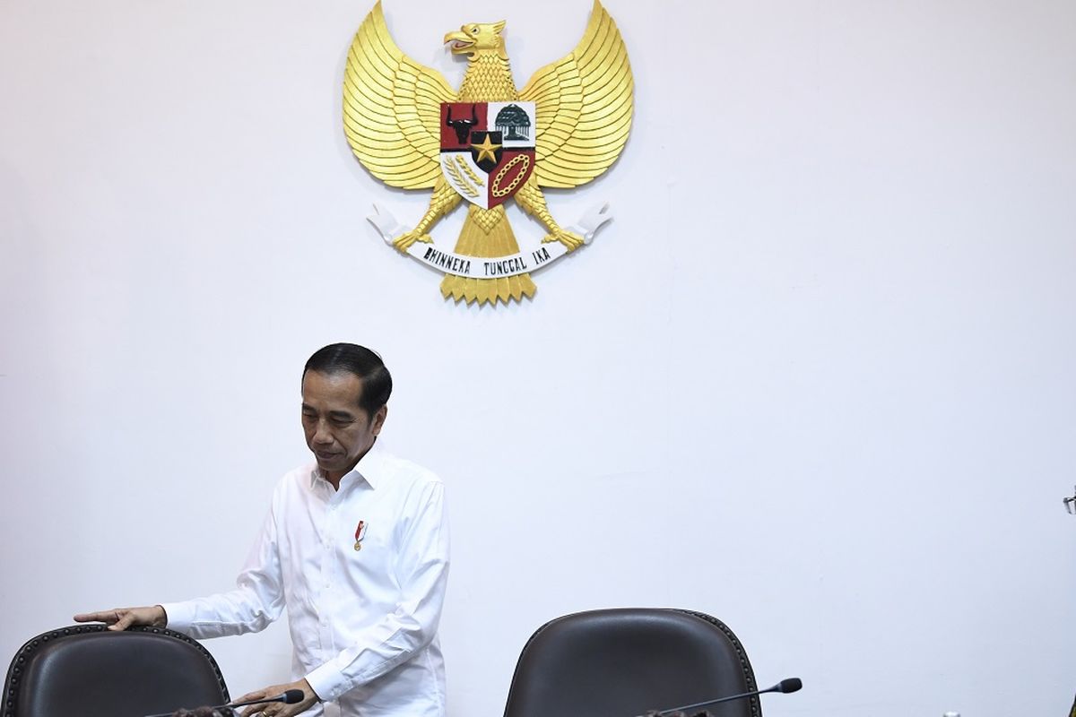 Presiden Joko Widodo bersiap memimpin rapat terbatas tentang pengelolaan cadangan beras pemerintah di Kantor Presiden, Jakarta, Rabu (4/12/2019). Presiden meminta regulasi dan manajemen pengelolaan cadangan beras pemerintah diselesaikan dan dibereskan serta dibuat pola dan terobosan baru sehingga tidak menjadi beban bagi Bulog. ANTARA FOTO/Puspa Perwitasari/foc.