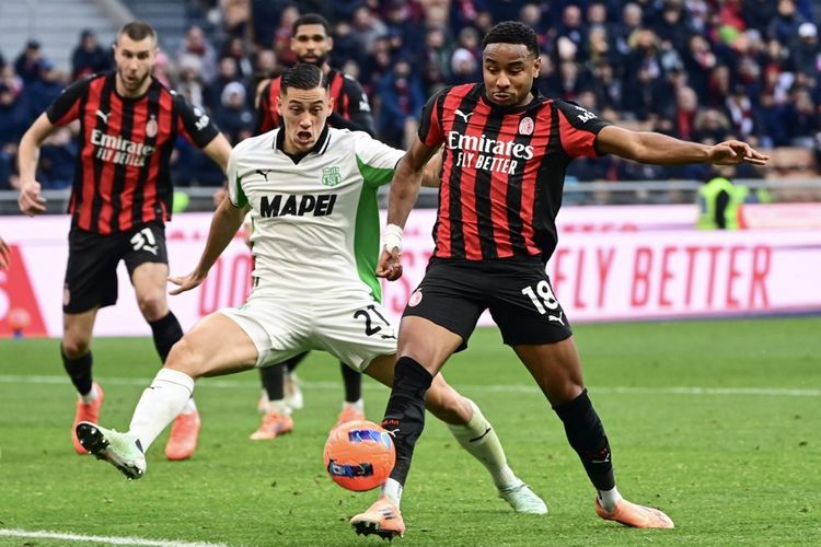 Christopher Nkunku (kanan) diadang oleh Jay Idzes dalam pertandingan sepak bola Serie A Liga Italia antara AC Milan vs Sassuolo di Stadion San Siro di Milan, Italia pada 14 Desember 2025. (Photo by Piero CRUCIATTI / AFP)