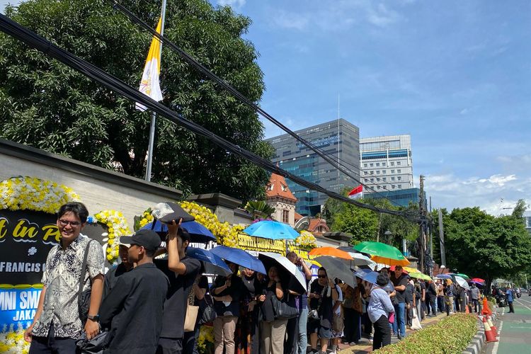 Kedubes Vatikan di Jakarta Dipenuhi Pelayat, Doakan Kepergian Paus Fransiskus