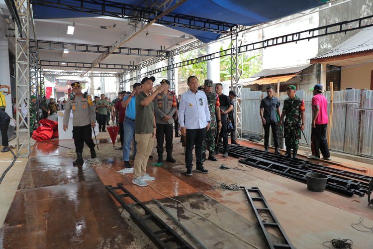 Pj Gubernur Babel Sugito meninjau secara langsung Pasar Toboali di Kabupaten Bangka Selatan, Minggu (8/9/2024).