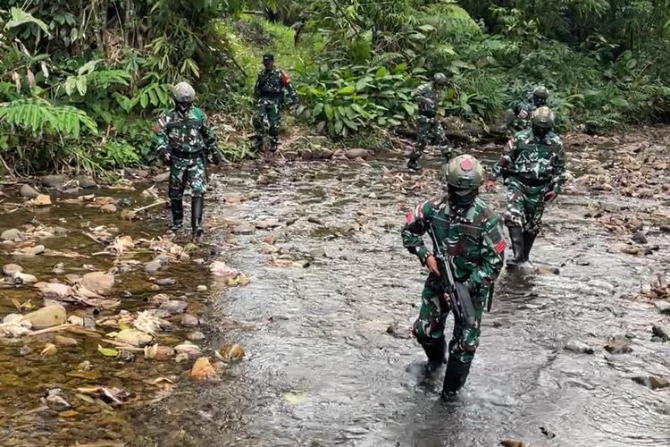 Prajurit Satgas Pamtas Batalyon Armed 16 Tumbak Kaputing menggelar patroli di salah satu jalan tikus perbatasan Indonesia-Malaysia di Desa Bungkang, Kecamatan Sekayam, Kabupaten Sanggau, Kalbar, Jumat (18/8/2023).