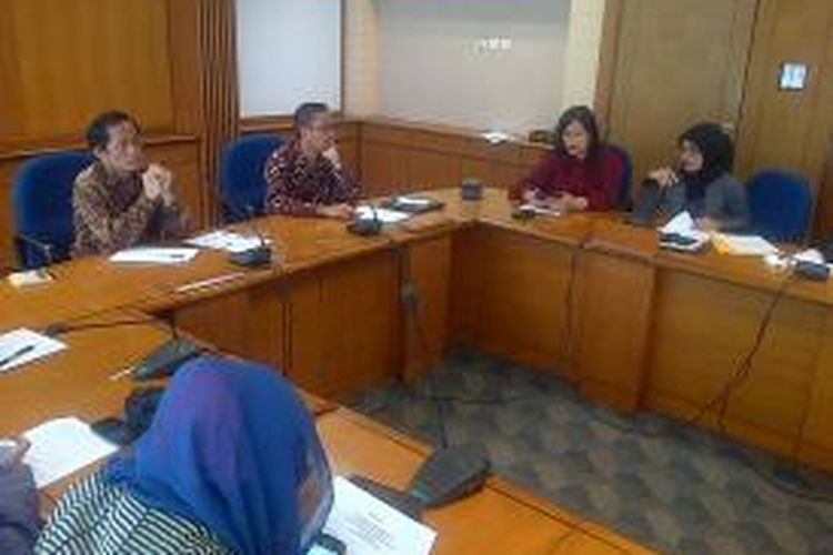 Wakil Rektor Bidang Komunikasi, Kemitraan dan Alumni ITB menggelar konferensi pers penganiayaan yang diduga dilakukan oleh kelompok geng motor di Bandung kepada salah satu mahasiswa ITB 7 Oktober 2013 lalu.