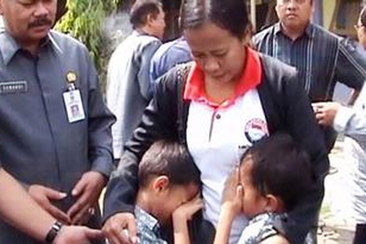 Yoga-Yogi menangis, saat ditolak wali murid di sekolah SDN Sitirejo 04, Malang, Rabu (13/7/2011). Keduanya tetap tak mau sekolah lagi.