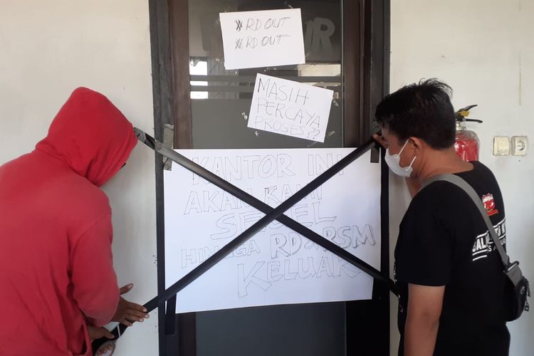 Atas hasil tim yang kurang bagus selama berlangsungnya Liga 1 2021, sejumlah suporter Madura United melakukan demo dikantor Manejemen di Pamekasan, Minggu (7/11/2021) siang. 