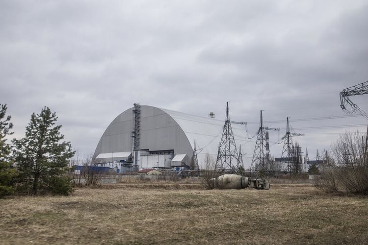 Pemandangan konstruksi shelter menutupi reaktor yang meledak di pembangkit nuklir Chernobyl, di Chernobyl, Ukraina, Selasa, 5 April 2022. 