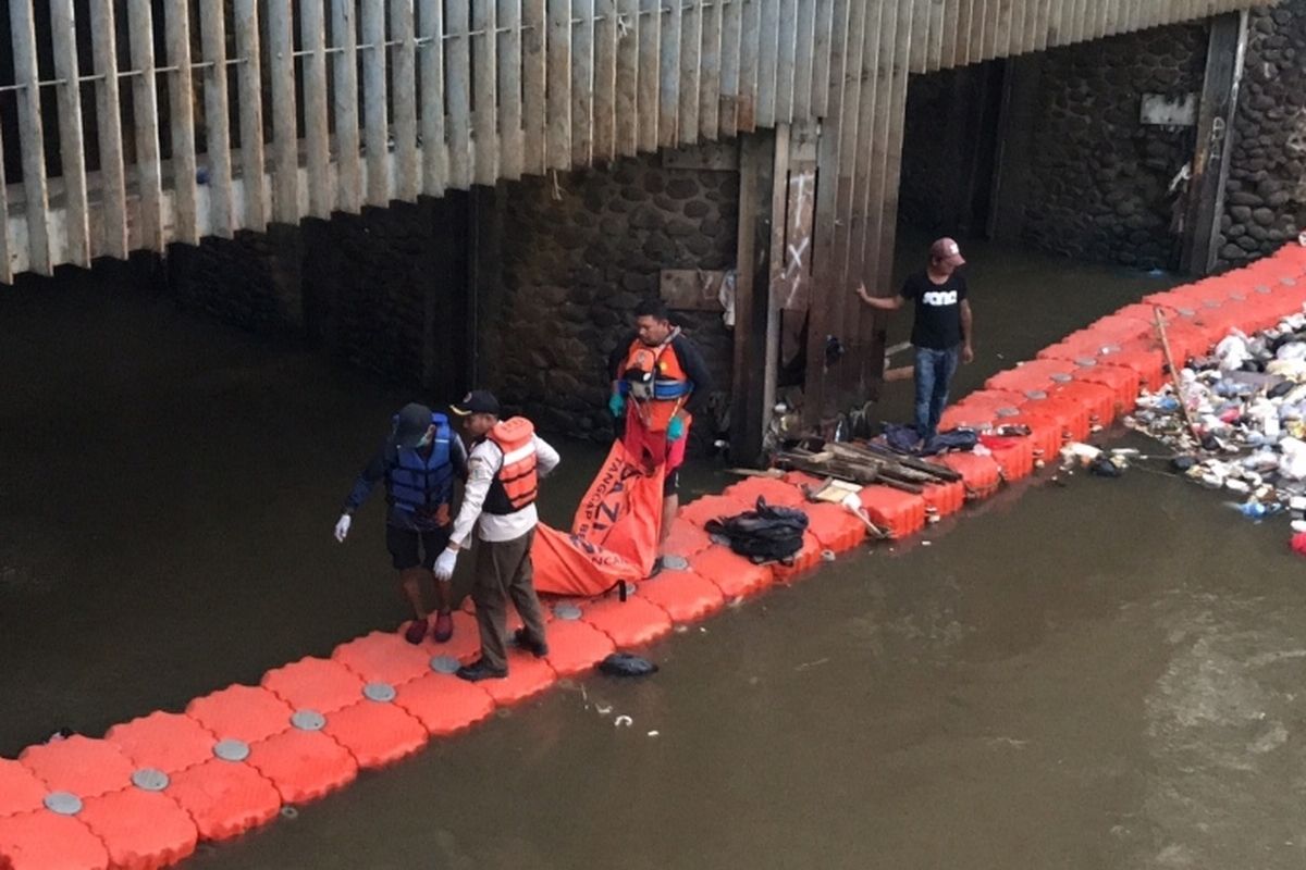 Tim SAR gabungan menemukan anak berinisial MW (13) yang tenggelam di Kali Ciliwung tepat di kawasan Bukit Duri, Tebet, Jakarta Selatan, pada Selasa (24/1/2023) sore.