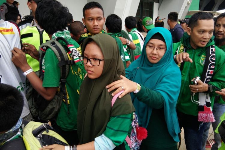 Tri Laksono (41), salah seorang suporter Persebaya yang datang bersama keluarganya menyaksikan laga semifinal Liga 2 di Stadion Gelora Bandung Lautan Api, Bandung, Sabtu (25/11/2017).