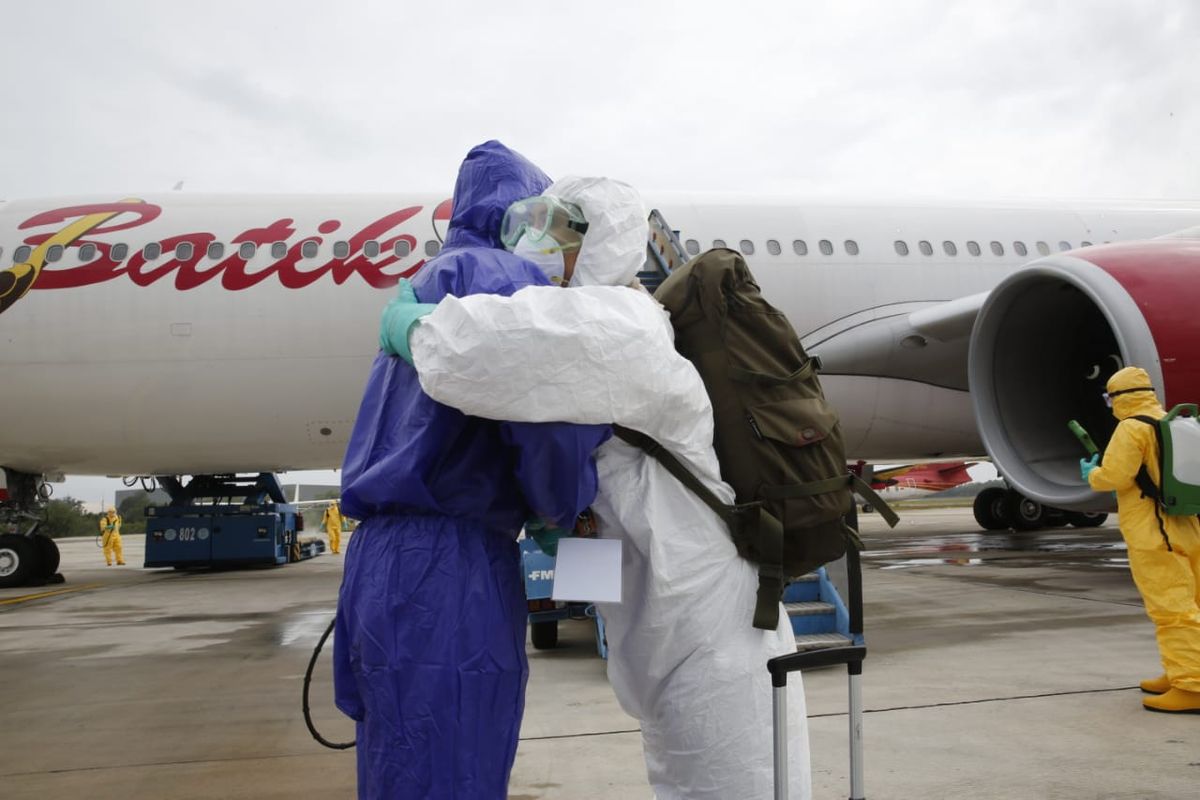 Proses evakuasi WNI dari Wuhan, Hubei, China, menggunakan Batik Air ke Natuna melalui Batam, Minggu (2/2/2020). Foto: Dok Kemenlu via KompasTV