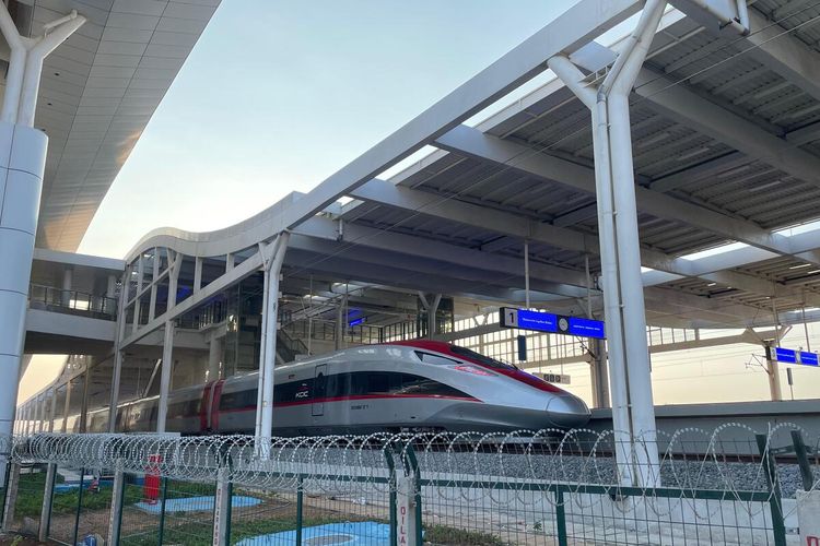 Suasana Stasiun Tegalluar, Kabupaten Bandung, Jawa Barat saat operasional keret cepat Whoosh pada Kamis (19/10/2023).