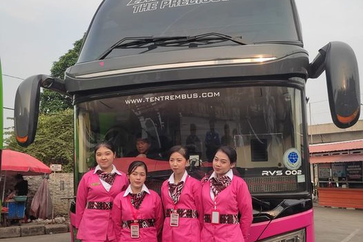 Pramugari bus AKAP PO Kencana