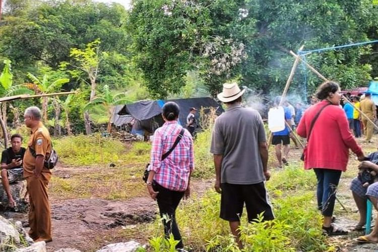 Warga desa Watuwey, kecamatan Dawelor Dawera, kabupaten Maluku Barat Daya, korban gempa M 7,5 yang masih mengungsi di kawasan pegunungan di desa tersebut mendapat bantuan tanggap darurat dari pemerintah setempat, Minggu (15/1/2023)