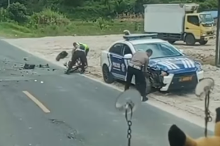 Tangkapan layar video bernarasi mobil patwal polisi menabrak pengendara sepeda motor di Sumatera Utara (Sumut).