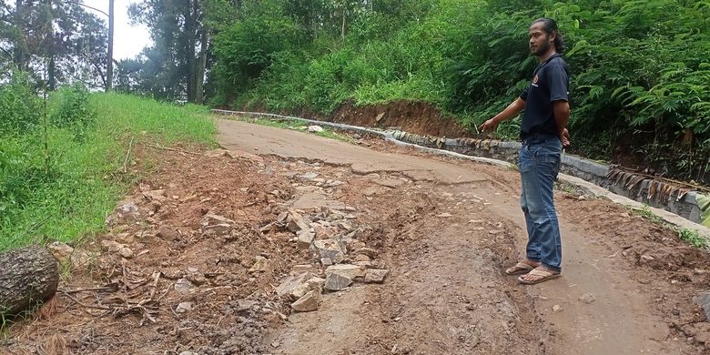 Warga Kampung Cidegdeg, Desa Mandalasari, Kecamatan Cikancung, Kabupaten Bandung, Jawa Barat mengeluhkan jalan yang rusak dan berlubang. Jalan tersebut kerap digunakan untuk jalur alternatif mudik lebaran dari Garut menuju Cicalengka.