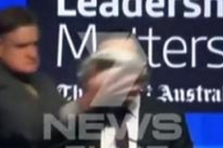 Chief Executive Officer (CEO) Qantas Airways, Alan Joyce, dilumuri kue pai  ke wajahnya oleh seorang pria berusia antara 60-an hingga 70-an tahun.