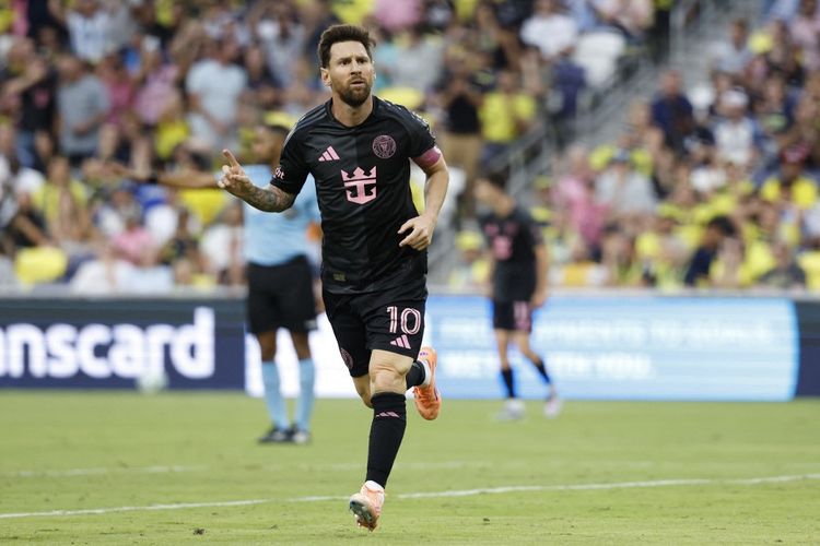 Lionel Messi tampil gemilang dengan mencetak hat-trick saat Inter Miami menang 5-2 atas Nashville SC pada laga terakhir musim reguler Major League Soccer (MLS), Sabtu (18/10/2025) atau Minggu pagi hari WIB. Terkini, Messi baru saja perpanjang kontrak dengan Inter Miami.
