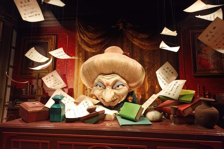 Ilustrasi karakter Yubaba dari film Spirited Away di The World of Studio Ghibli di Singapura, Senin (14/10/2024).
