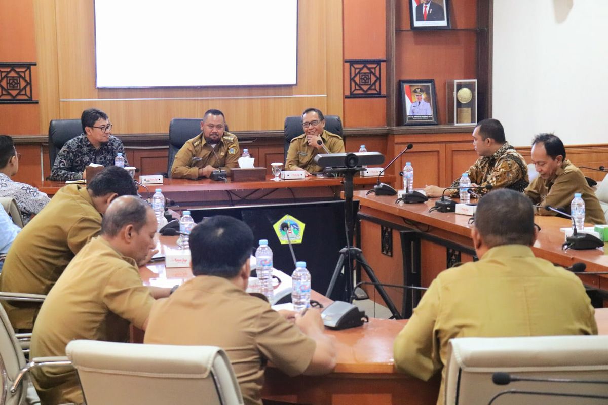 Maraknya praktik judi online, membuat Bupati Gresik Fandi Akhmad Yani (depan tengah) menerbitkan Surat Edaran nomor 6 tahun 2024.