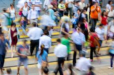 Resmi, Jalan Kaki Sambil “Chatting” di Kota Ini Berujung Denda