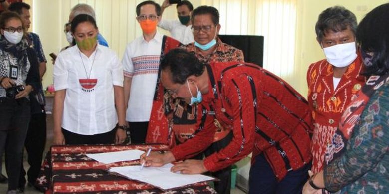 Bupati Sumba Tengah Paulus SK Limu menandatangan kesepakatan menolak kawin tangkap pada acara yang diselenggarakan di Waingapu, Sumba (02/07). 