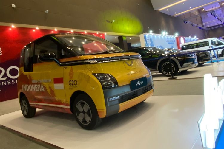 Jajaran mobil listrik peserta PEVS 2022 di JIEXpo, Kemayoran, Jakarta Pusat, bergulir 22 -30 Juli 2022.