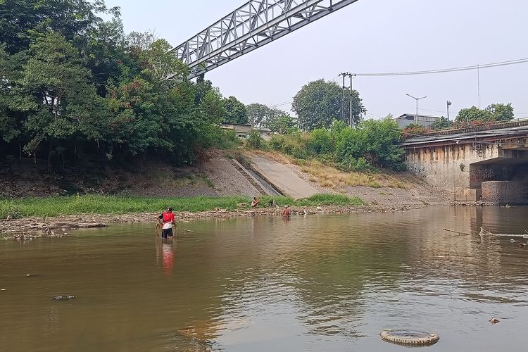 Air Kali Bekasi Menyusut Imbas Kemarau, Tumpukan Sampah Muncul di Pinggir Sungai