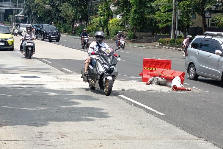 Bahaya! Jalan Rusak di DI Panjaitan Jaktim Bikin Pemotor Nyaris Jatuh
