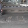 Cara Aman Mengendarai Motor di Jalan Berlubang