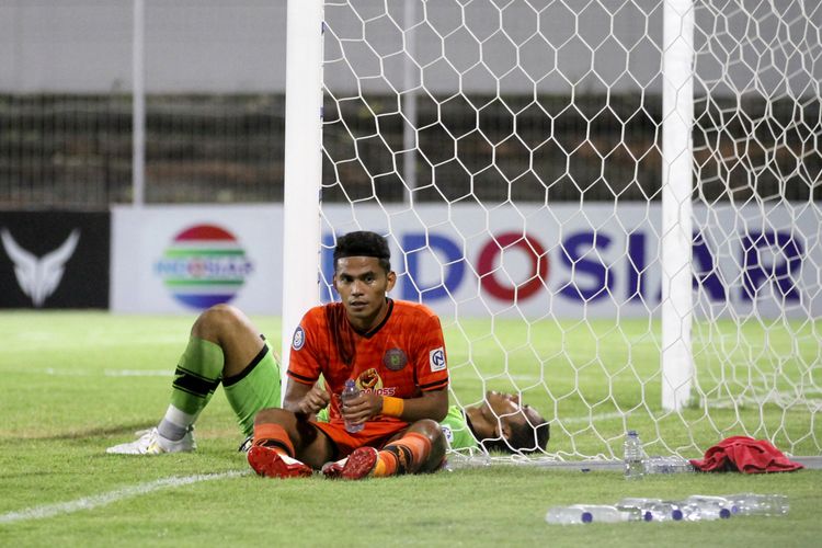 Persiraja Banda Aceh M Rifaldi seusai pertandingan pekan 26 Liga 1 2021-2022 melawan Persebaya Surabaya yang berakhir dengan skor 0-1 di Stadion Kompyang Sujana Denpasar, Sabtu (19/2/2022) malam.