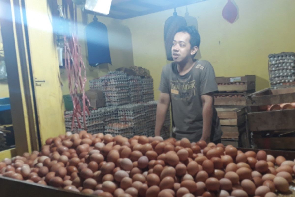 Harga telur ayam tembus Rp 26.000 per kilogram di Pasar Baru Bekasi, Kota Bekasi, Senin (10/12/2018).