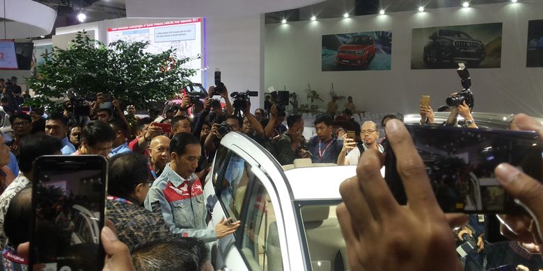 Presiden Joko Widodo saat menghadiri pembukaan Indonesia International Motor Show 2018 di JIExpo Kemayoran, Jakarta, Kamis (19/4/2018).