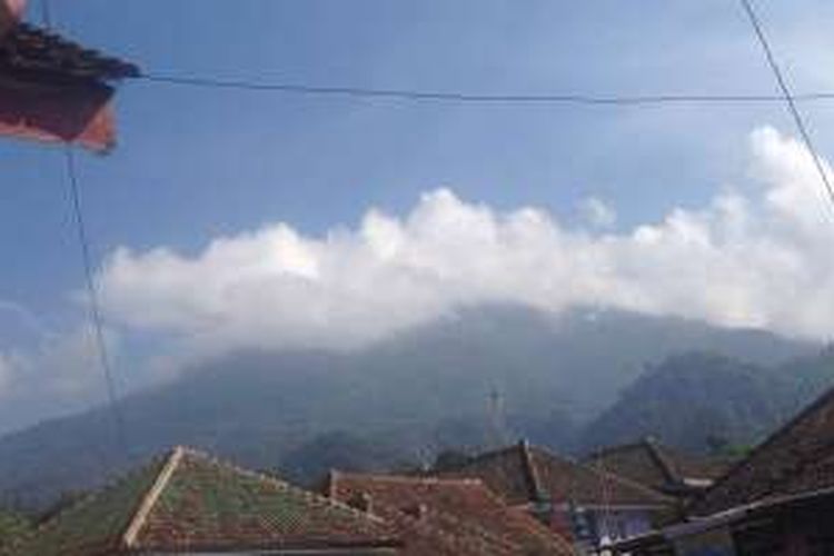 Gunung Ciremai dilihat dari Dusun Palutungan, Desa Cisantana, Kecamatan Cigugur, Kabupaten Kuningan, Jawa Barat, Jumat (20/5/2016) pagi.