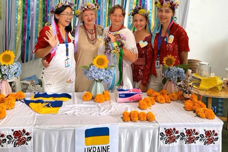 Perwakilan Ukraina pada perayaan hari multikultural di Bali Island School, bersama dengan para guru di sana.
