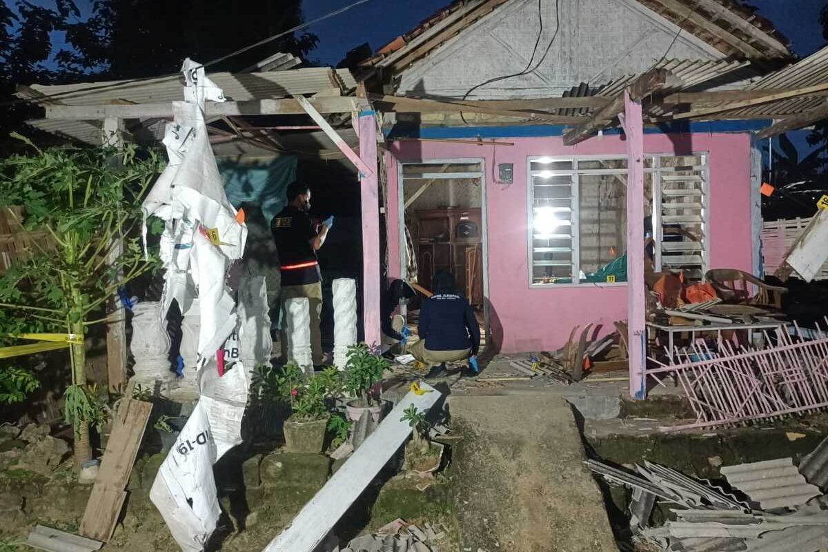 Rumah Kusairi (53) warga Dusun Timur, Desa Nyalabu Daja, Kecamatan Pamekasan, porak poranda diduga dibom orang tak dikenal pada Senin (19/2/2024) dini hari.