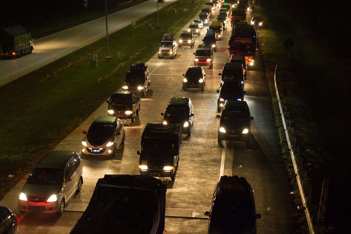 Kemacetan sepanjang 8 kilometer pada H-7 lebaran terjadi di gerbang pintu keluar Tol Palimanan, Cirebon, Jawa Barat, Sabtu (11/7/2015) meski delapan dari sembilan pintu difungsikan untuk arus keluar kendaraan dari Jakarta menuju Palimanan. Kemacetan parah berpotensi terjadi di gerbang tol ini pada puncak arus mudik lebaran. KOMPAS IMAGES/KRISTIANTO PURNOMO