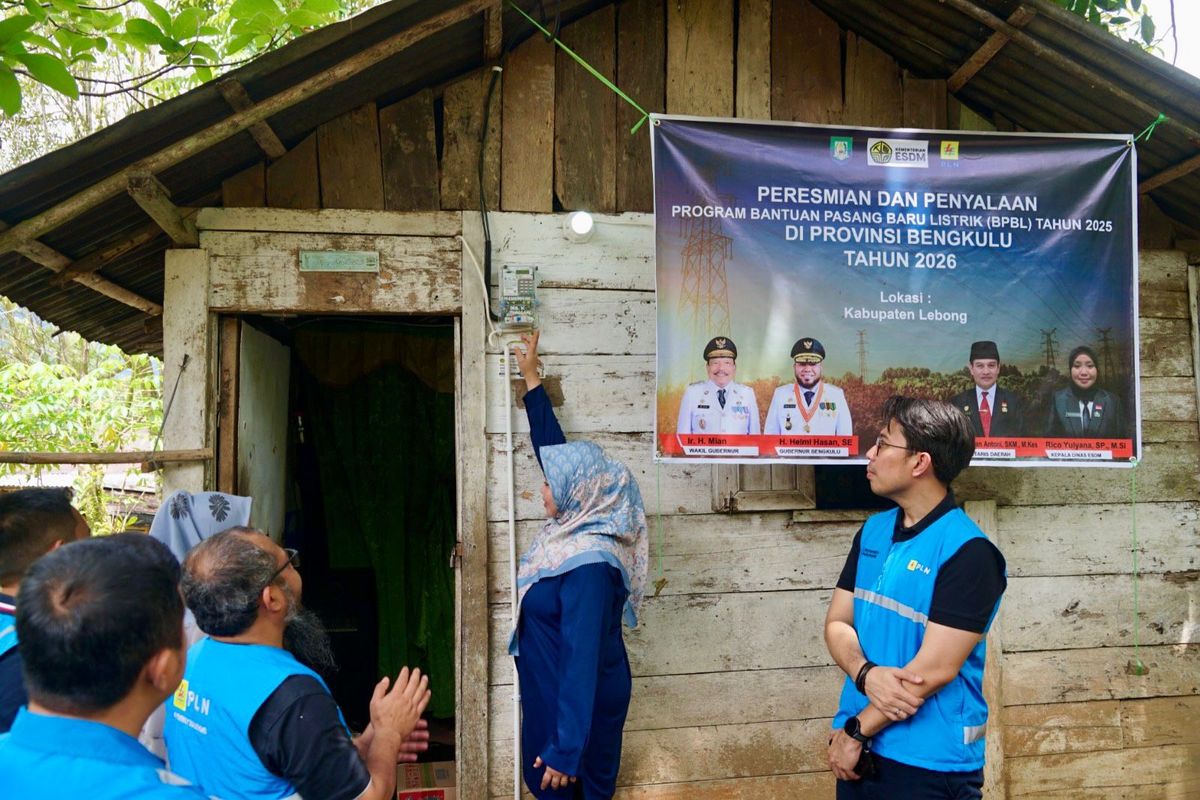 Simbolis penyalaan listrik di salah satu rumah penerima manfaat program BPBL di Kabupaten Lebong, Bengkulu oleh Kepala Dinas ESDM Provinsi Bengkulu, Rico Yulyana (kedua dari kanan) pada Sabtu (7/2)/2026.