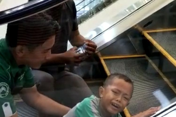 Tangkapan layar video viral tangan anak terjepit di eskalator mal WTC Jambi
