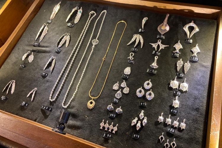 Aksesori dari Akkara di Brightspot SuperMRKT di Agora Mall, Jakarta Pusat, Kamis (27/11/2025).