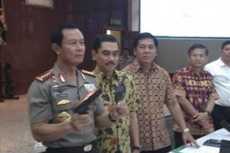 Kapolri Jenderal Pol Sutarman (kiri) saat sedang menunjukkan senjata api illegal yang disita, dalam rilis yang digelar di ruang Rupatama, Mabes Polri, Jakarta, Jumat (7/11/2014)