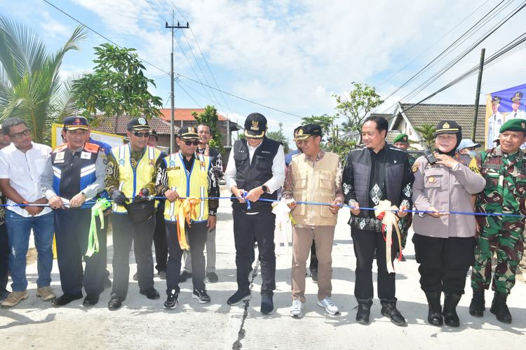 Bupati Lamongan Yuhronur Efendi (tengah), menggunting pita sebagai tanda peresmian lima ruas jalan yang termasuk dalam program super prioritas Jamula, Kamis (5/1/2023).
