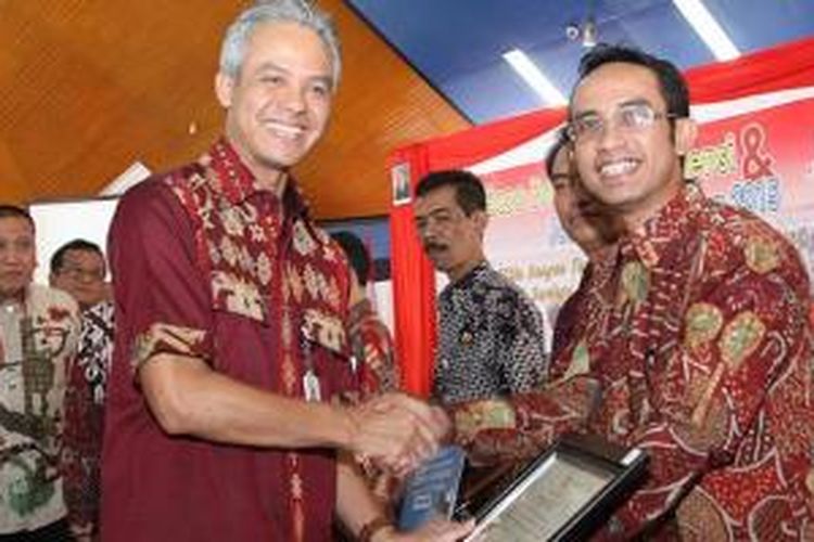 Gubernur Jawa Tengah Ganjar Pranowo menyerahkan penghargaan kepada Deputy Head of Corporate Communication AHM Ahmad Muhibbuddin atas partisipasi AHM dalam Pengembangan dan Peningkatan Mutu SMK di Jawa Tengah. AHM berkomitmen mengembangkan program link and match antara dunia pendidikan dengan dunia usaha dan industri? melalui salah satu program perusahaan, yaitu KTSM Honda.