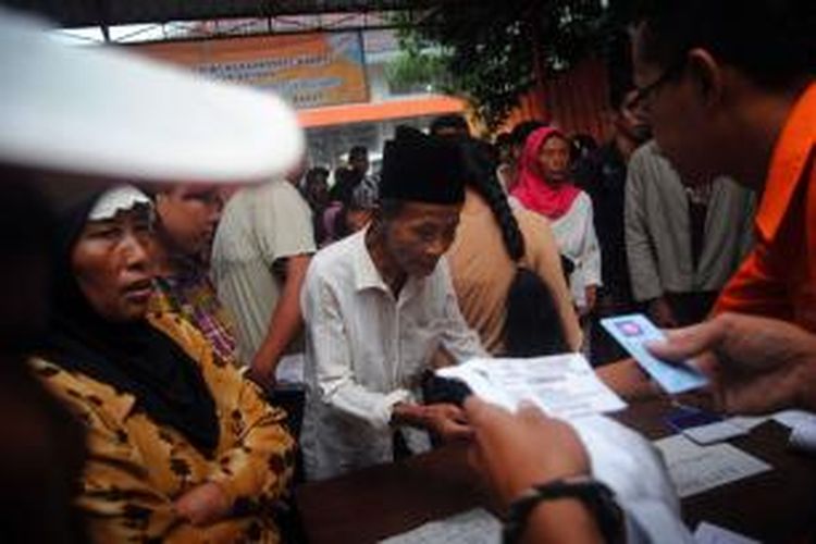 Bantuan Langsung Sementara Masyarakat (BLSM) di Kabupaten Jember, Minggu (7/7/2013). 