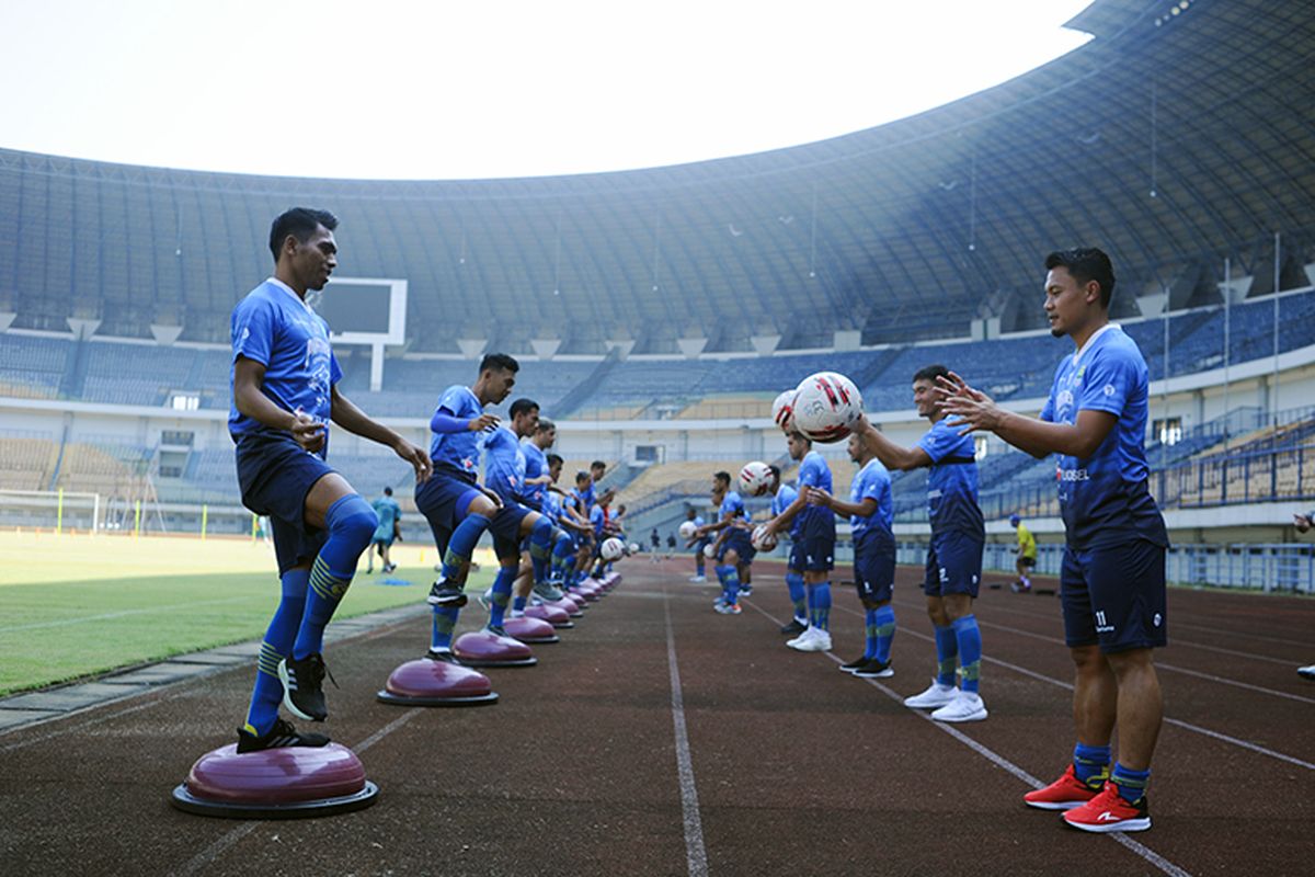 Para Pemain Persib bandung melakukan peregangan dengan bola pada latihan di Stadion Gelora Bandung Lautan Api (GBLA), Gede Bage, Kota Bandung, Senin (10/8/2020). Persib memulai rutinitas latihan di masa adaptasi kebiasaan baru sebagai bagian persiapan menghadapi kompetisi yang rencananya digelar Oktober mendatang. 