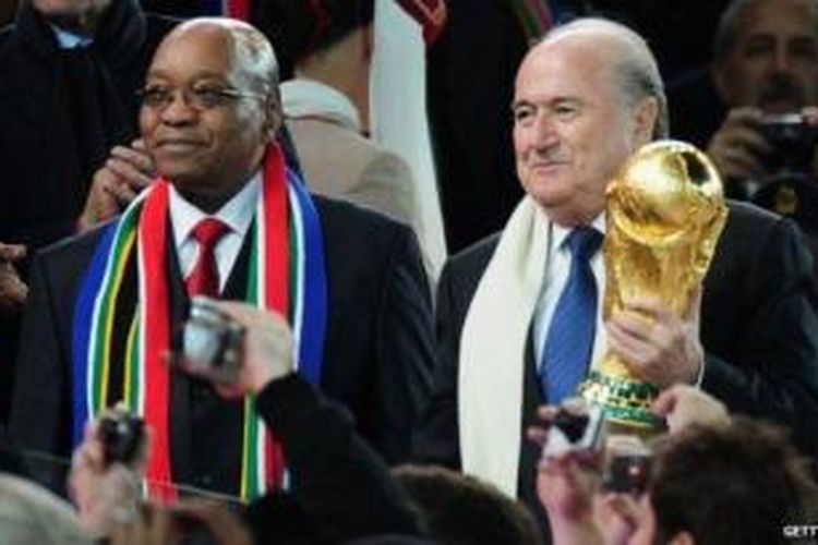 Presiden Afrika Selatan Jacob Zuma dan Presiden FIFA Sepp Blatter menjelang Piala Dunia 2010. Blatter begitu didukung negara-negara anggota FIFA asal Afrika karena dianggap mendorong kesetaraan setelah untuk pertama kali membawa perhelatan Piala Dunia ke Afrika.