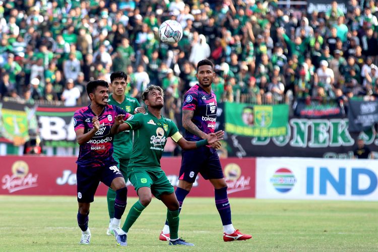 Pemain Persebaya Surabaya Alwi Slamat dijaga dua pemain RANS Nusantara FC saat pertandingan pekan ke-10 Liga 1 2022-2023 yang berakhir dengan skor 1-2 di Stadion Gelora Delta Sidoarjo, Kamis (15/9/2022) sore.