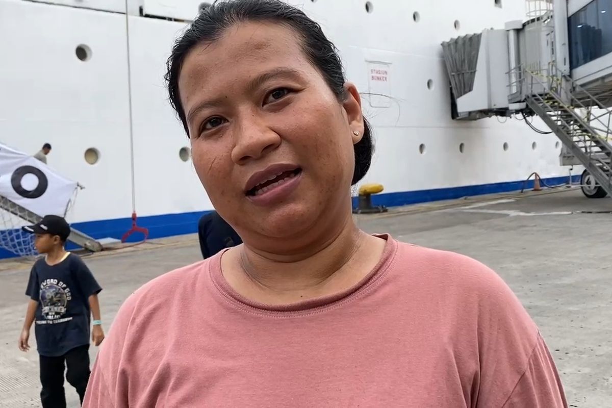 Warga Tangerang bernama Ririn (36) saat ditemui di Pelabuhan Nusantara Tanjung Priok, Jakarta Utara, Jumat (5/4/2024). 