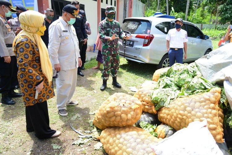 Gubernur Gorontalo Rusli Habibie (dua dari kiri) saat memeriksa bahan logistik di Desa Moodulio Kecamatan Bone yang masuk melalui perbatasan darat Kabupaten Bolaang Mongondow Selatan, Sulawesi Utara dan Kabupaten Bone Bolango, Gorontalo