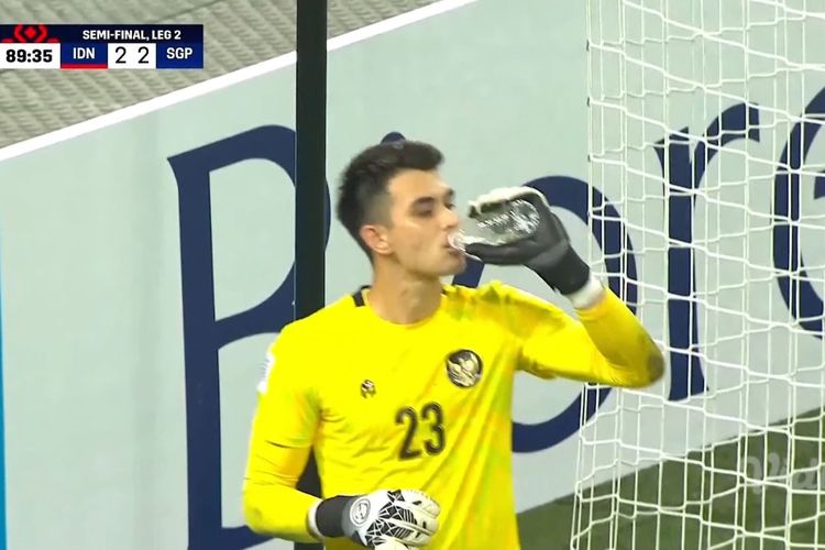 Kiper timnas Indonesia, Nadeo Argawinata, bersiap menghadapi penalti Faris Ramli di laga leg kedua semifinal Piala AFF 2020, Sabtu (25/12/2021) malam WIB.