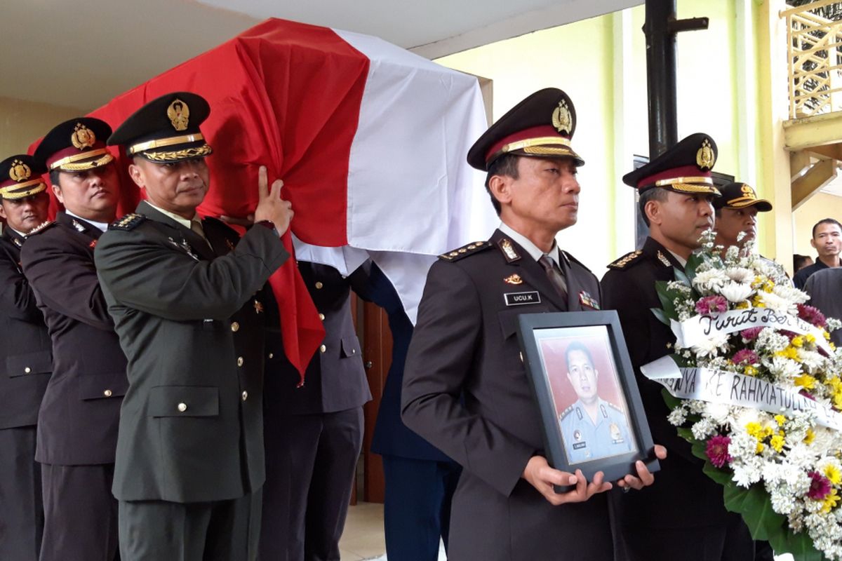 Peti jenazah AKBP Sekar Maulana salah satu korban Lion Air JT 610 yang akan dikuburkan di TPU Karet Bivak, Jakarta Pusat, Kamis (8/11/2018)