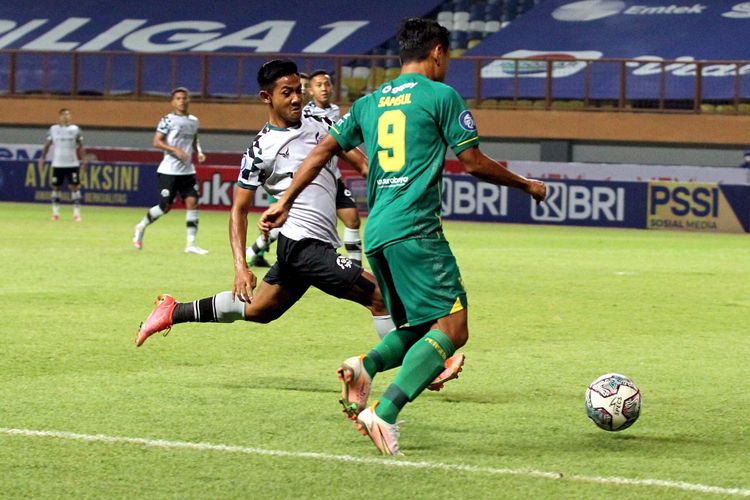 Pemain Persikabo 1973 menghalau pemain Persebaya Surabaya Samsul Arif pada pertandingan pekan 2 Liga 1 2021-2022 yang berakhir dengan skor 3-1 di Stadion Wibawa Mukti Cikarang, Sabtu (11/9/2021) malam. Terkini, duel Persikabo 1973 vs Persebaya tersaji pada pekan pertama Liga 1 2022-2023 di Stadion Pakansari, Bogor, Minggu (25/7/2022)