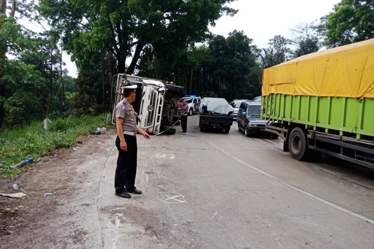 Tiga orang tewas setelah dihimpit truk yang menabrak mobil tangki di Jalan Raya Padang-Solok, Kamis (7/11/2019) sore